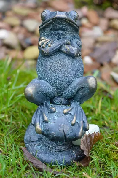 Artikelbild 2 des Artikels “Kröte auf Pilz – Bronzeoptik, ca. 20 cm “
